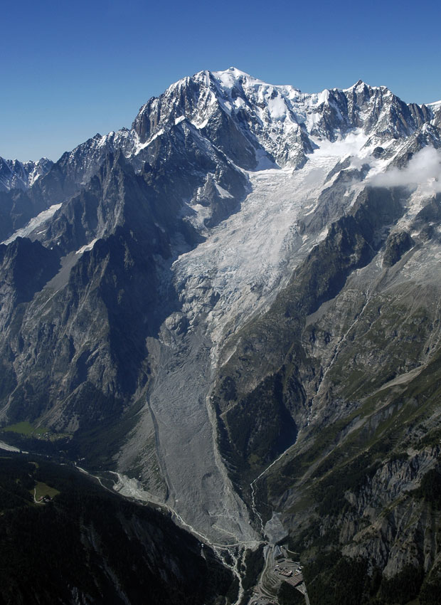 Il versante italiano del Monte Bianco con il ghiacciaio della Brenva.