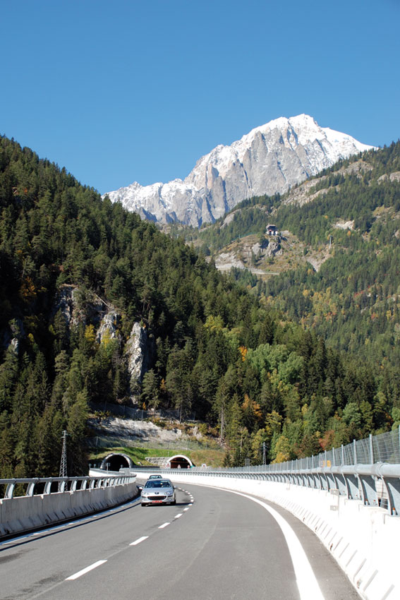 Autoroute au pied du Mont Blanc.