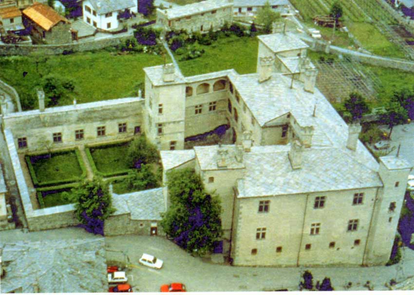 Il Castello di Issogne. La foto evidenzia quello che è diventato il nuovo percorso di accesso attraverso l'area verde sui lati settentrionale e occidentale.