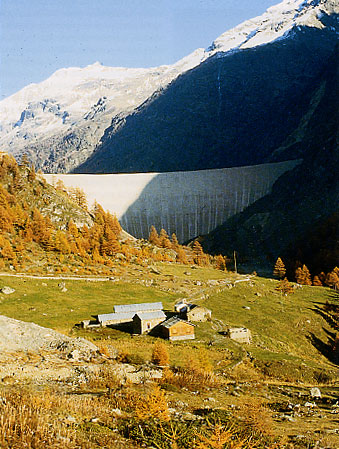 Il villaggio di Lechère, situato a valle dell'invaso artificiale di Place Moulin.