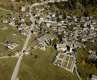 Una veduta dall'alto dell'abitato di Brusson, in Val d'Ayas.