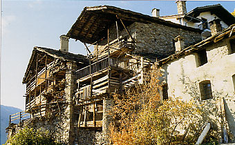 Abitazioni rurali del villaggio di Cerellaz, nel Comune di Avise.