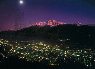 Suggestiva ripresa notturna della città di Aosta.