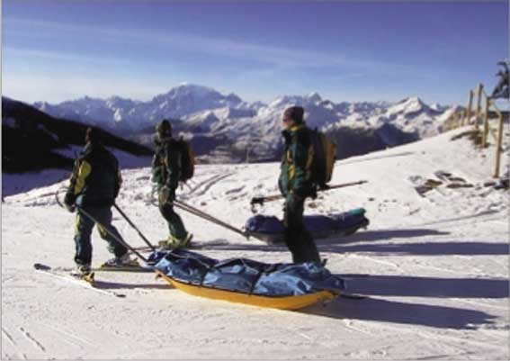 Una squadra di pisteurs secouristes in azione sulle piste di Pila.