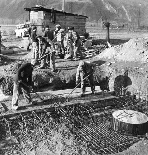 Costruzione della stazione di pompaggio a servizio dell'impianto di irrigazione a pioggia di Torilles e Grandes Iles nel comune di Verrès (1954 circa).