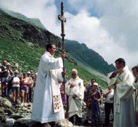 Un momento della processione di Cuney.