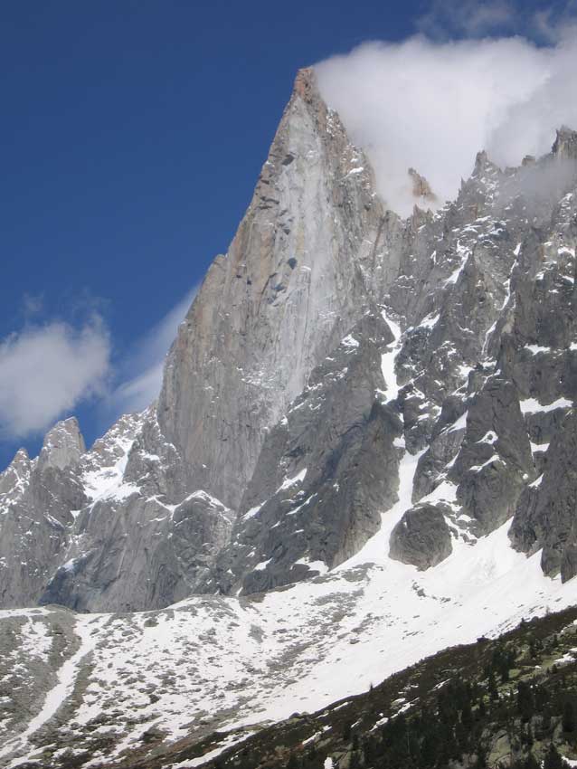 La celebre parete ovest dei Dru, interessata, a più riprese, da importanti crolli rocciosi.