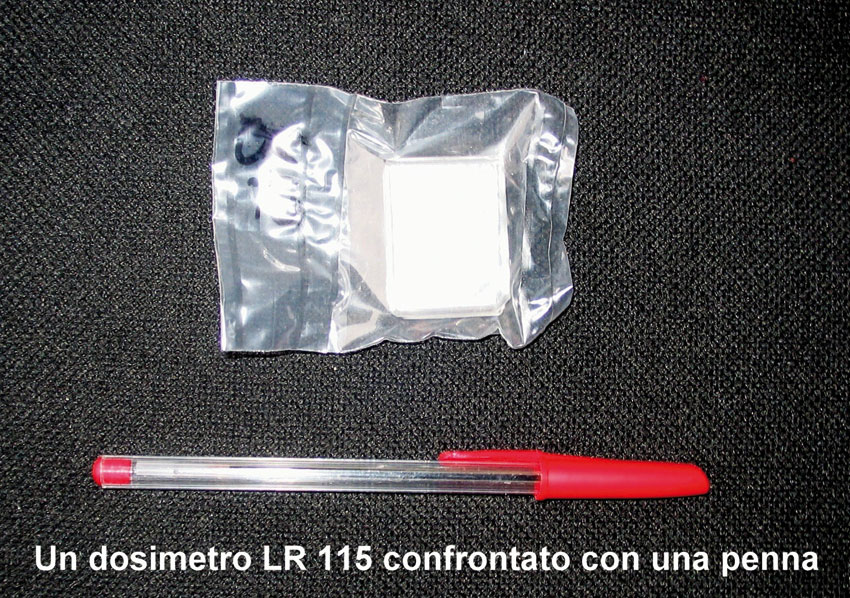 Dosimetro passivo per la misura di radon. All’interno del contenitore di plastica è contenuto il rivelatore.