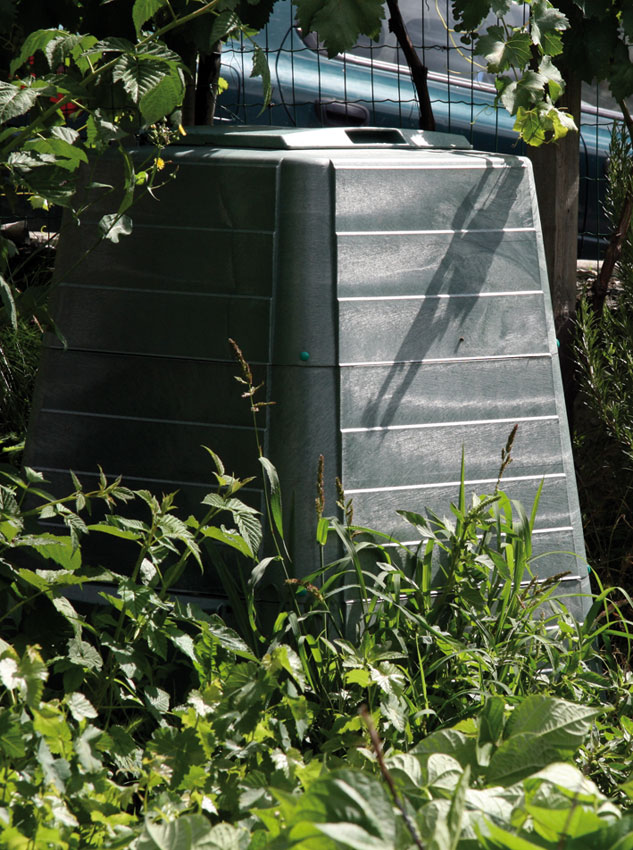 Un composter in un orto di La Salle.