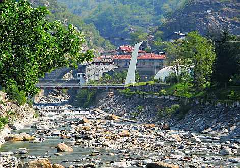 Passerella sul Torrente Lys.