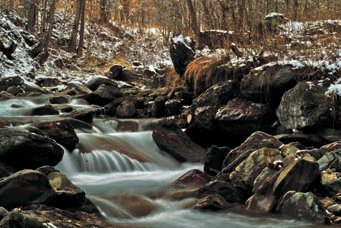 Torrente in inverno a Flassin.