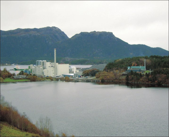 Norvegia: a sinistra, bianco, l’impianto di produzione di mangimi per salmoni utilizza il calore prodotto dai rifiuti; a destra, più piccolo con il tetto verde, l’impianto di gassificazione per i rifiuti urbani indifferenziati funzionante dal 1991 (33-35.000 t/anno).