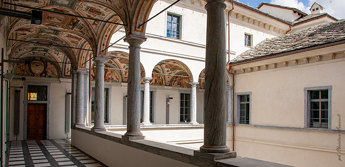 Il loggiato con le volte affrescate del terzo piano di Palazzo Roncas in Aosta, sede della Soprintendenza per i beni e le attività culturali della Regione autonoma Valle d'Aosta.