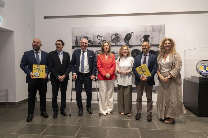 Aosta, Museo Archeologico Regionale. Venerdì 20 giugno 2025, inaugurazione della mostra "L'altro Picasso, ritorno alle origini". Da sinistra a destra: il Consigliere culturale dell'Ambasciata di Spagna in Italia Carlos Tercero, il curatore Oscar Carrascosa, il Presidente della Regione autonoma Valle d'Aosta Renzo Testolin, le curatrici Helena Alonso e Daria Jorioz, l'Assessore ai Beni e alle attività culturali, Sistema educativo e Politiche per le relazioni intergenerazionali Jean-Pierre Guichardaz, la co-curatrice Federica Montani. SteVePhoto