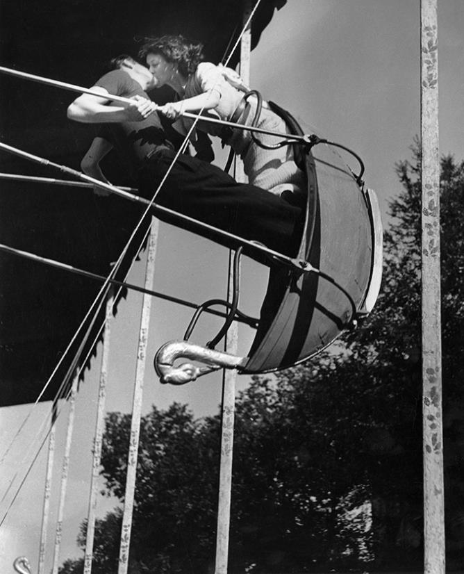 Brassaï, Il bacio, 1935-1937 c. © Estate Brassaï Succession – Philippe Ribeyrolles