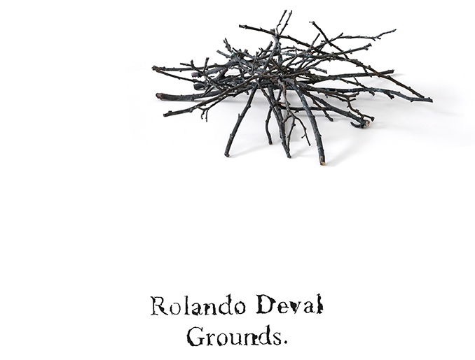 L'immagine mostra un'opera in bronzo di Rolando Deval "Sticks", raffigurante un gruppo di piccoli rami incrociati. 