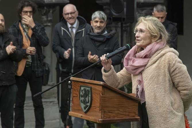Chiostro della Collegiata dei Santi Pietro e Orso, Aosta, 24 ottobre 2025. L'artista Chicco Margaroli in un momento della presentazione della mostra. (SteVePhoto)