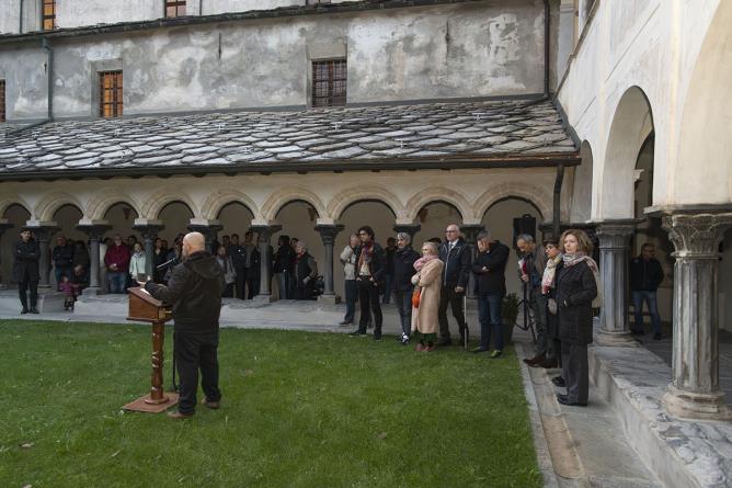 Cloître de la collégiale des Saints Pierre et Ours, Aoste, 24 octobre 2025. Discours de l'artiste Andrea Carlotto, collaborateur de Chicco Margaroli pour cette exposition. (SteVePhoto)