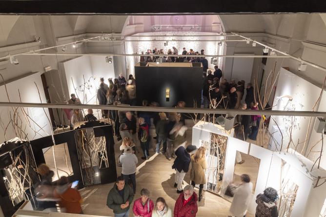 Église Saint-Laurent, Aoste, 24 octobre 2025. Vue de haut de l'espace d'exposition présentant les œuvres de Chicco Margaroli lors de l'inauguration. (SteVePhoto)