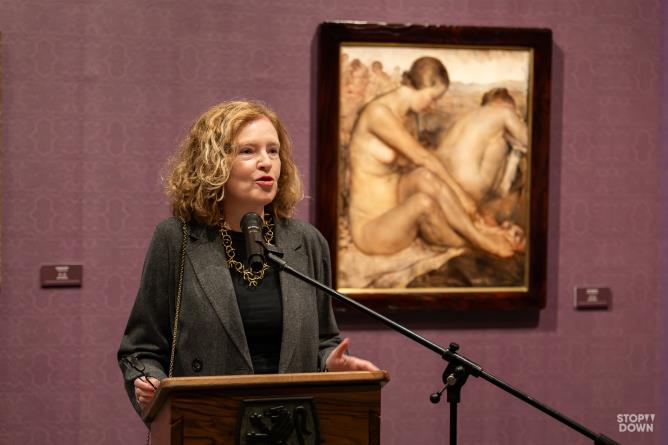 Musée Archéologique Régional d'Aoste, 27 février 2026. Intervention de la commissaire d'exposition et dirigeante régionale Daria Jorioz lors de l'inauguration de l'exposition « Entre lumière et grâce ».