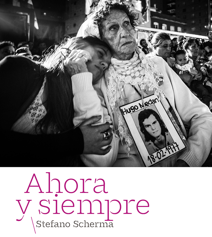 Particolare della locandina della mostra che ritrae Elia Espen, attivista dell'organizzazione Madres de Plaza de Maio, con la foto del figlio scomparso e una giovane accanto a lei.