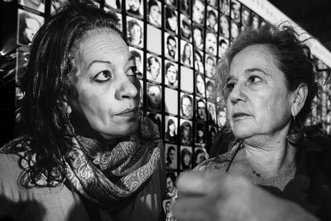 Buenos Aires, 2022, ex Centro de Detencion Club Atletico. “Abuelas de Plaza de Mayo” è un’associazione formata dalle nonne dei bambini scomparsi durante la dittatura. A differenza delle Madres, le Abuelas lavorano per ridare identità ai bambini nati in cattività o sequestrati durante la repressione e dati in adozione ad altre famiglie, molte delle quali conniventi con il regime.