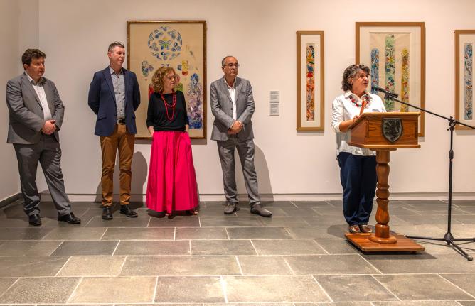Aosta, Museo Archeologico Regionale, inaugurazione mostra "Marc Chagall.Tra poesia e spiritualità", 19 giugno 2026. Da sinistra Erik Lavevaz - Assessore all'Istruzione, Cultura e Politiche identitarie -, Grégory Couderc - Conservatore del Musée national Marc Chagall -, Daria Jorioz -  Dirigente della Struttura attività culturali, espositive e politiche identitarie -, il critico d'arte Alberto Fiz, e Anne Dopffer - Direttrice dei Musées nationaux du XXe siècle des Alpes-Maritime. 