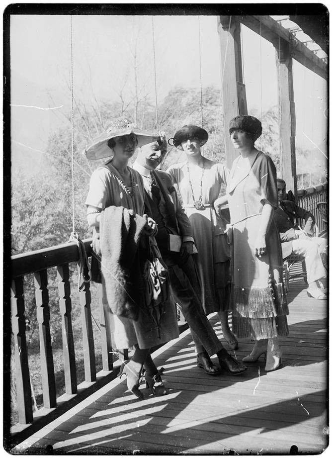 Rosalie D’Hérin Seris. , Saint-Vincent, années 1920. Négatif b/n gélatino-bromure sur plaque de vetro, 13x18 cm. ©Archives BREL - Fonds Seris.