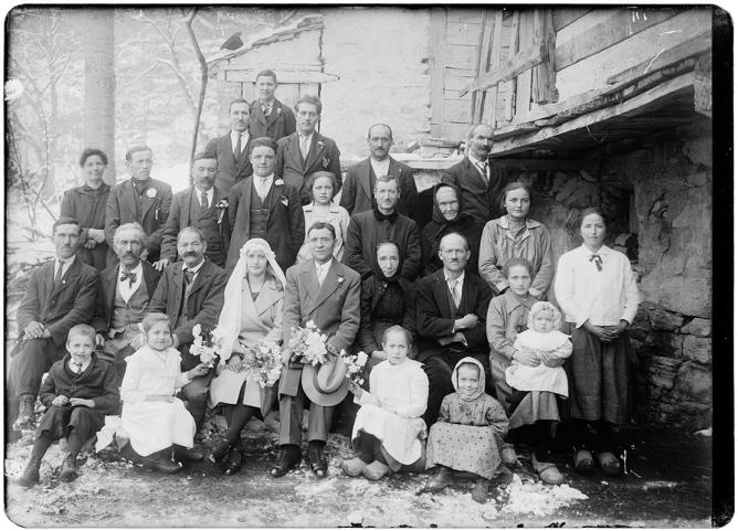 Rosalie D’Hérin Seris. Époux et invités, Vallée d’Aoste, années 1920 Negatif b/n gélatino-bromure, sur plaque de verre, 18x13 cm. ©Archives BREL - Fonds Seris.