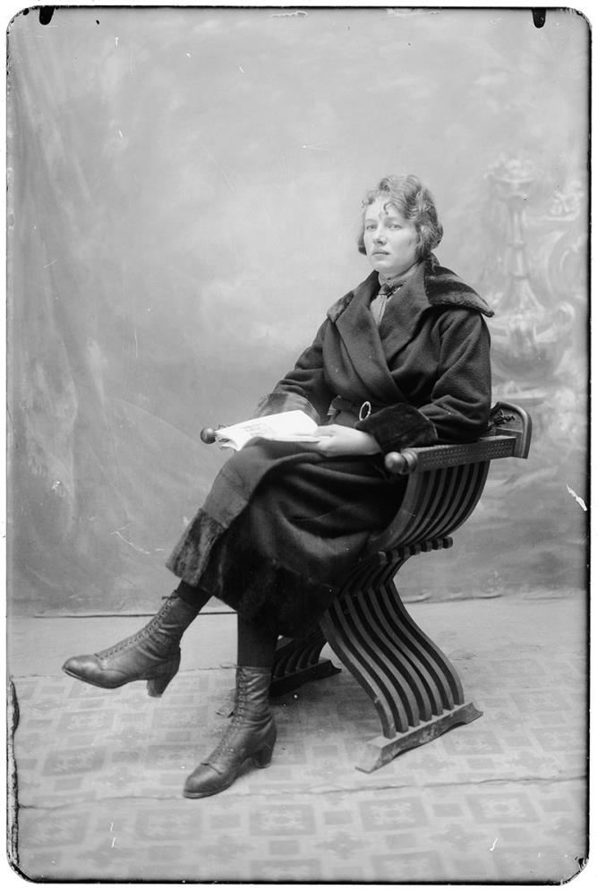 Rosalie D’Hérin Seris. Femme dans l'atelier, Saint-Vincent, années 1920 Negatif b/n gélatino-bromure, sur plaque de verre, 10x15 cm. ©Archives BREL - Fonds Seris.