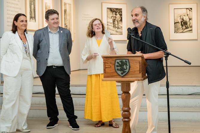 Aosta, Chiesa di San Lorenzo, 24 luglio 2026. La coordinatrice del Dipartimento Soprintendenza per i beni e le attività culturali Laura Montani, l'Assessore all'Istruzione, Cultura e Politiche identitarie Erik Lavevaz e la dirigente della struttura Attività culturali, espositive e politiche identitarie Daria Jorioz, ascoltano l'intervento di Enrico Peyrot durante l'inaugurazione. (Foto: Stopdown)