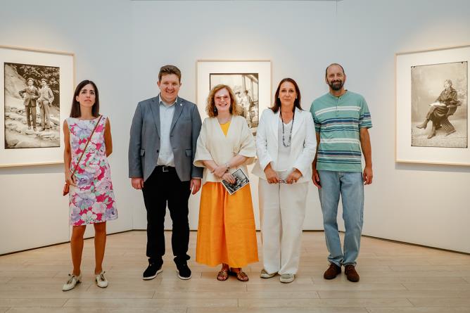 Aosta, Chiesa di San Lorenzo, 24 luglio 2026. Al centro la dirigente di struttura e curatrice Daria Jorioz con l'Assessore Erik lavevaz e la coordinatrice Laura Montani. Ai lati, Tulipe Trapani e Luigi Danna dell'ufficio Promozione politiche identitarie e Particolarismo linguistico. (Foto: Stopdown)