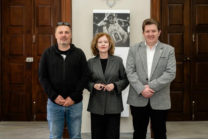 Aosta, Hôtel des États, 24 aprile 2026. Stefano Scherma con la dirigente della struttura Attività culturali, espositive e politiche identitarie Daria Jorioz e l'Assessore all'Istruzione, Cultura e Politiche identitarie Erik Lavevaz. (Foto: Stopdown)