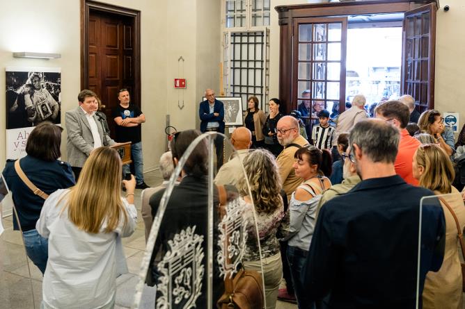 Aosta, Hôtel des États, 24 aprile 2026. l'Assessore all'Istruzione, Cultura e Politiche identitarie Erik Lavevaz durante il suo intervento all'inaugurazione della mostra. (Foto: Stopdown)