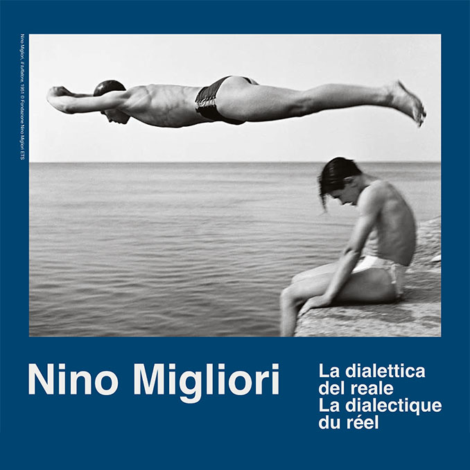Particolare della locandina della mostra raffigurante due ragazzi in costume da bagno, uno seduto e uno nell'atto di tuffarsi. Nino Migliori, Il tuffatore, 1951 © Fondazione Nino Migliori ETS