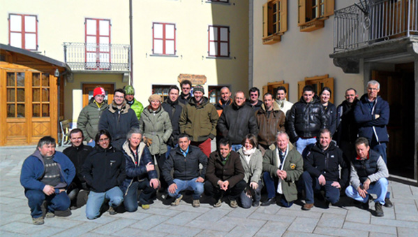 Foto di gruppo:  Dall'alto a sinistra - Daniele Squindo, Michel Quey, Arnoldo Welf, Mariagiovanna Casagrande, Francesco Parisi, Pietro Welf, Matteo Marcato, Giovanni Girod, Yves Burgay, Aldo Com, Marco Pieiller, Aurelio Agostino, Cesare Fida, Erika Favre, Giancarlo Migliorisi, Peter Erlacher.        Dal basso a sinistra- Normino Challancin, Christian Cavorsin, Mauro Perin, Annamaria Linty, Luciano Cord, Bruno Engaz, Chiara Bertolin, Eligio Gontier, Ivan Rial, Georges Gontier   