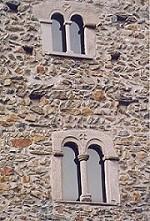 Deux élégantes fenêtres géminées (Photo: ASBC)