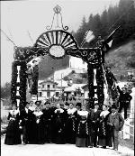 L'arc de triomphe qui accueillit la Reine à Gressoney en 1895, archives Guindani