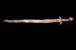 Épée du trousseau funéraire de la tombe d’un cavalier. Aoste, église Saint-Pierre et Saint-Ours, nef Nord. XIVe siècle après J.-C.