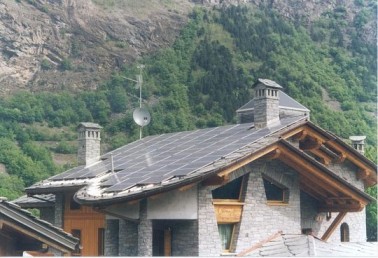 Esempio di installazione di pannelli fotovoltaici su falda del tetto (immagine tratta da www.arpa.vda.it)