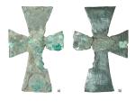 Croix en bronze (vraisemblablement une fibule) découverte dans la tombe T. 302 de la cella occidentale: a) avers, b) revers
