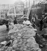 Ouvriers au travail pendant les fouilles de la basilique