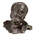 Petite tête en bronze de l'époque romaine représentant Hercule (fouilles 2007) exposée au Musée Archéologique Régional