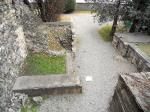 Resti della torre orientale della porta visibili alla base del castello Bramafam