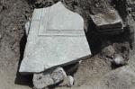 Un détail de la couverture d’une tombe à inhumation, faite de pierres réutilisées 