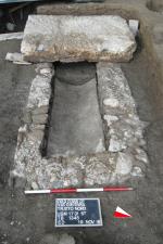 Uno dei due sarcofagi in piombo (T. 1345), con la copertura in lastre di travertino, in corso di scavo