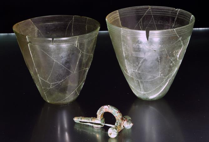 Bicchieri dorati e istoriati con fibula in bronzo dorato dalla Tomba 17 (scavi 1978)