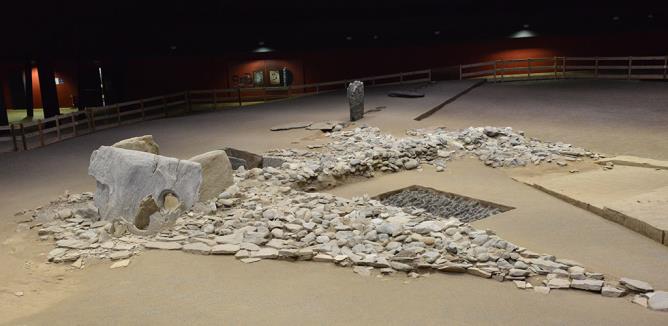 Tombe II, constitue dun dolmen sur une grande plateforme triangulaire