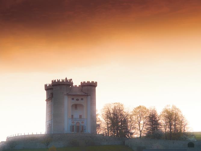 Il castello di Aymavilles alle prime luci del mattino