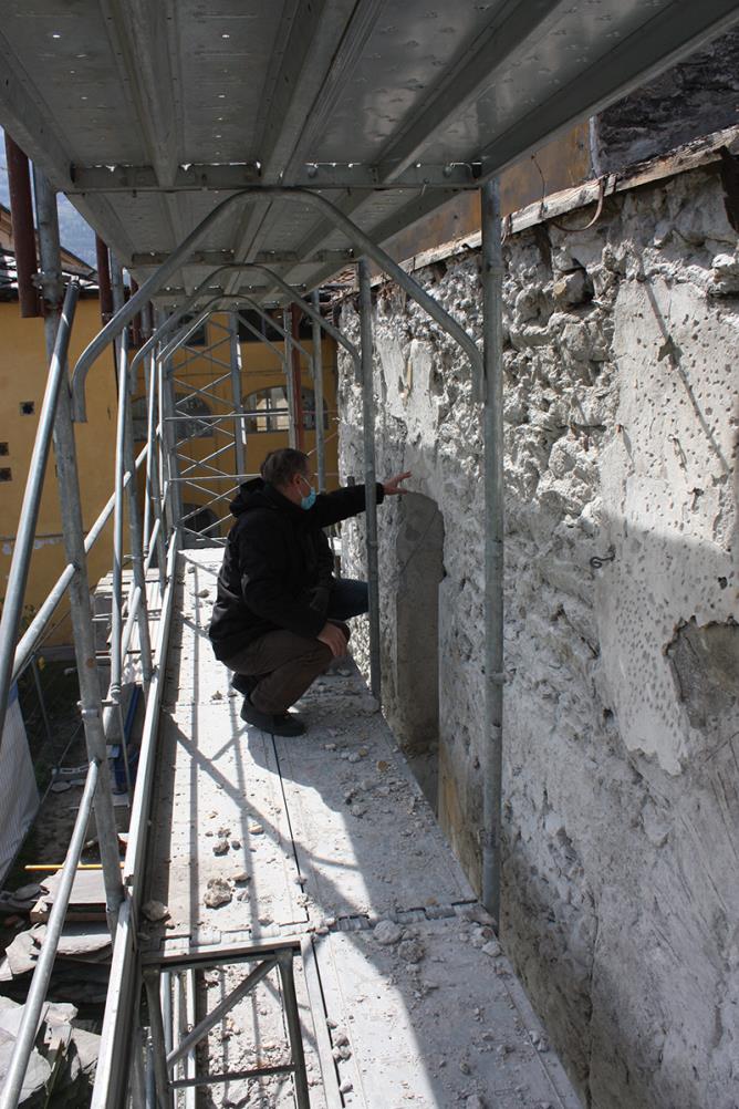 7) Un momento di analisi della stratigrafia muraria successivo alla rimozione degli intonaci 